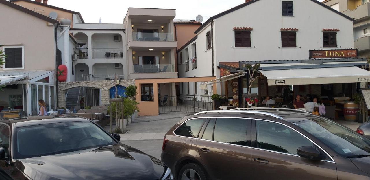Sanja Apartments Rivarela Новиград Екстериор снимка