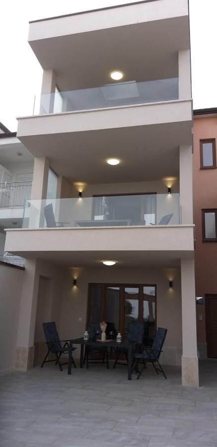 Sanja Apartments Rivarela Новиград Екстериор снимка